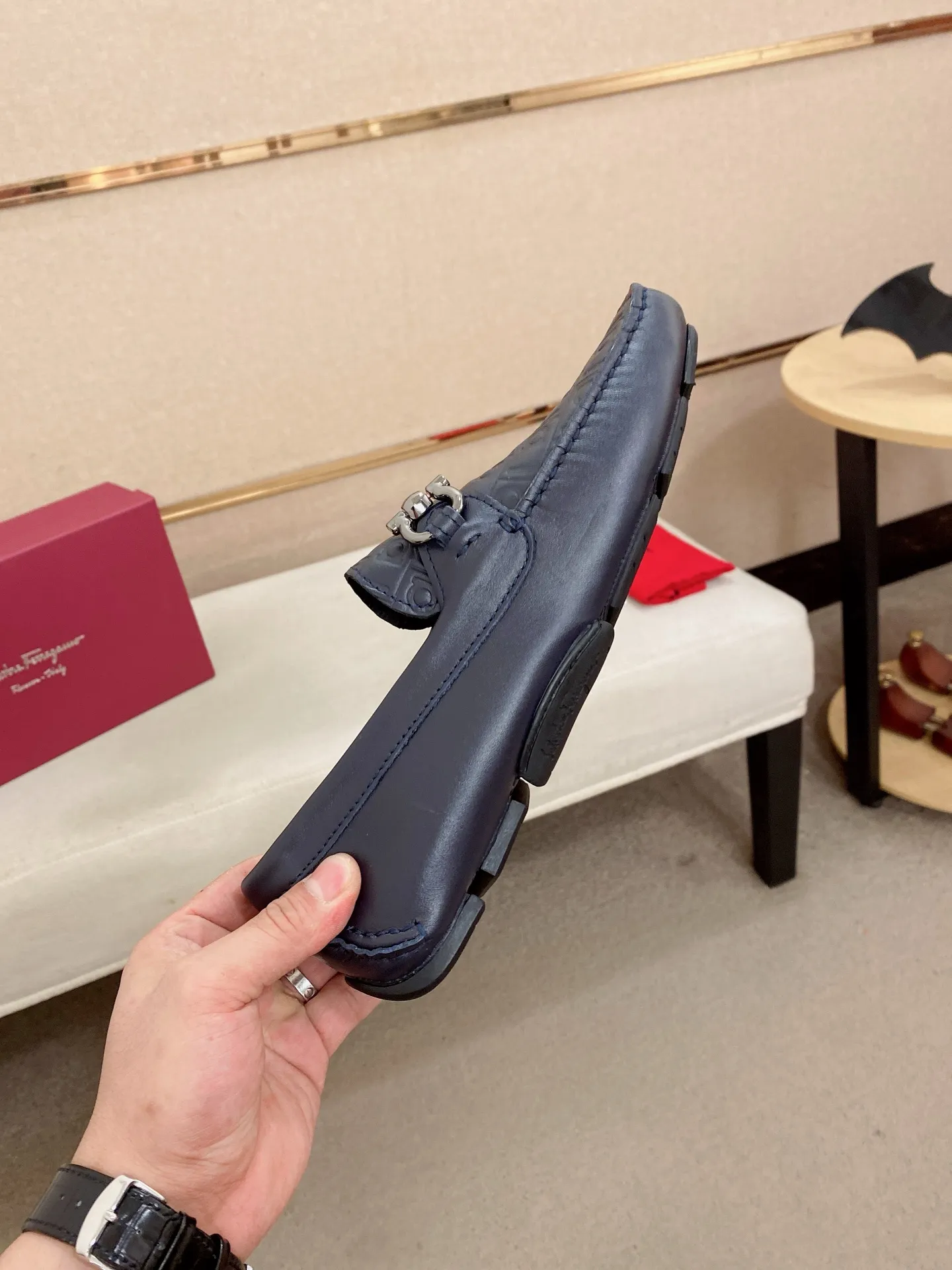 Men's shoes💰: 560💰High-end quality! Ferragamo🆕🆕Exclusive hot-selling products in stock🔥🔥New products on the shelves, high-quality Ferragamo men's pea shoes, high-end casual driving shoes, with complete packaging! 💪 💪 Material: imported cowhide 🐂 + imported high-quality water-dyed cowhide lining + wear-resistant outsole 👍🏻👍🏻 Features: high-end and comfortable, purely handmade 🚀 🚀 Create the perfect shoes that suit you best 🔥 🔥 Size: (38-44) 45 standard size can be customized!